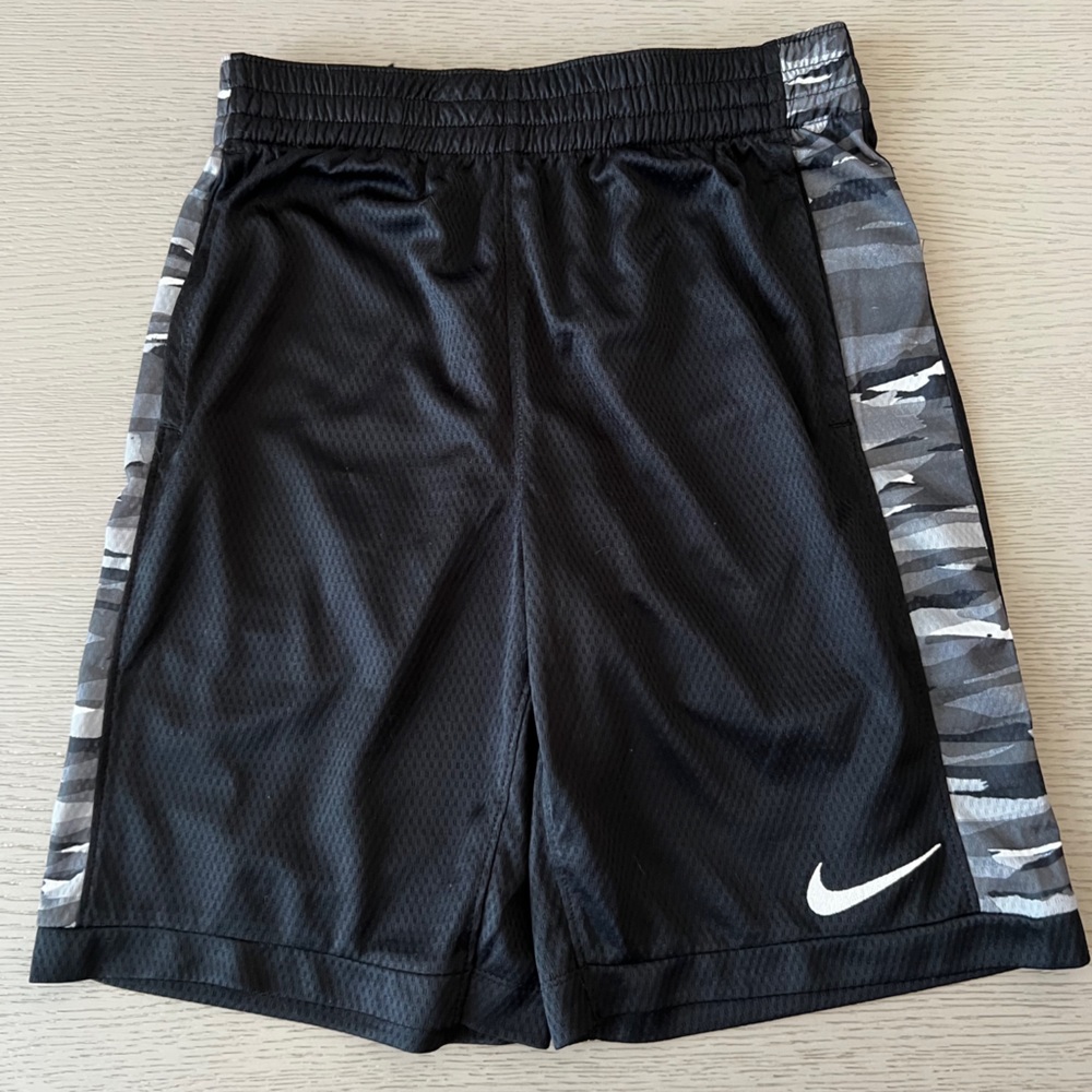 NWT boys Nike shorts sz L